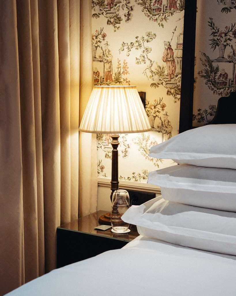 Villa Dagmar Στοκχόλμη Δωμάτιο φωτογραφία A pleated lampshade